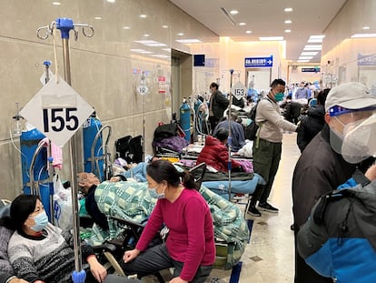 Grupos de pacientes esperan este martes en camas instaladas en los pasillos del área de emergencias del hospital Zhongshan, en Shangái.
