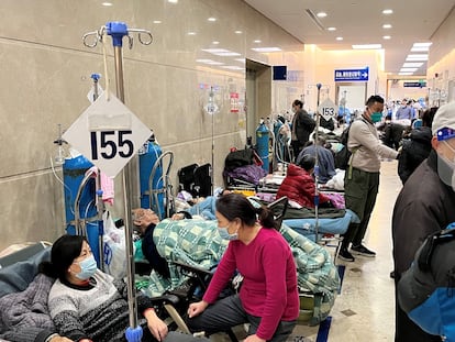 Pacientes tumbados en camas en un pasillo del hospital Zhongshan, en medio del brote de covid en Shanghái.