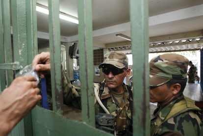 Dos soldados salvadoreños vigilan la entrada de la prisión de Chalatenango.