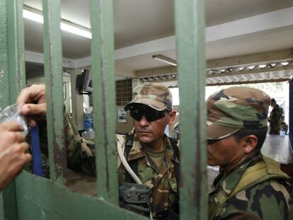 Dos soldados salvadoreños vigilan la entrada de la prisión de Chalatenango.