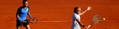 Coric y Zverev, durante un partido del Adria Tour. ANTONIO BRONIC (REUTERS)