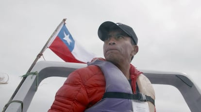 El pescador Salvador Vergara circunnavega la isla chilena de Choros.