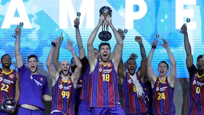 El capitán del Barça, Pierre Oriola, en el  centro, alza el trofeo de la Copa junto a sus compañeros.