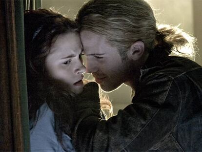 Fotograma de <i>Crepúsculo,</i> con Kristen Stewart y Cam Gigandet.