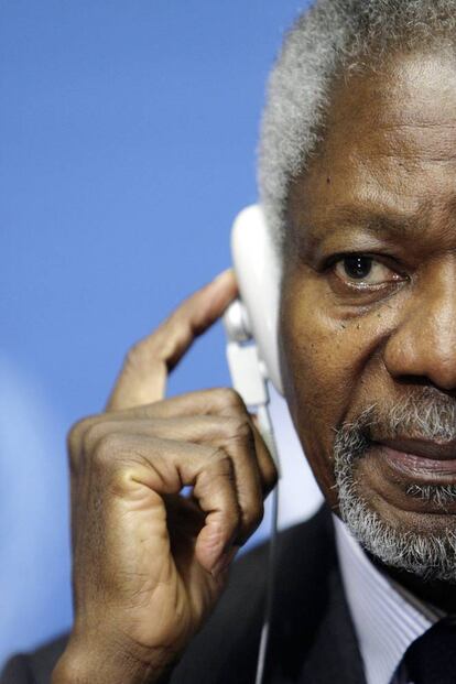 Annan escucha las preguntas de los periodistas durante una rueda de prensa en la sede de Naciones Unidas en Europa, en 2006.