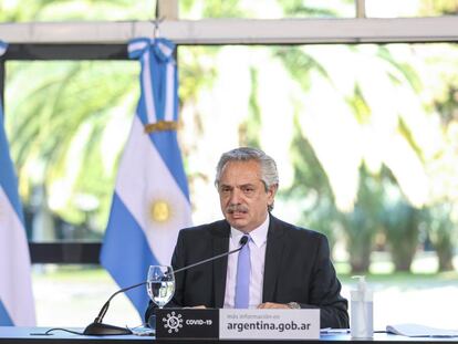 El presidente de Argentina, Alberto Fernández, anuncia la extensión de la cuarentena contra la covid-19, el 26 de junio pasado.