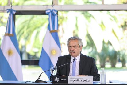 El presidente de Argentina, Alberto Fernández, anuncia la extensión de la cuarentena contra la covid-19, el 26 de junio pasado.