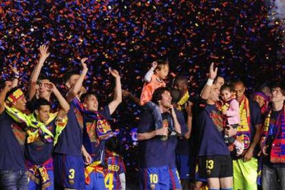 Los jugadores del Barça, con Messi en el centro con su sobrino a hombros, celebran el título con sus familiares.