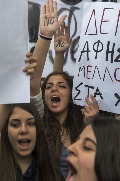 Estudiantes durante la protesta frente al Parlamento en Nicosia (Chipre).