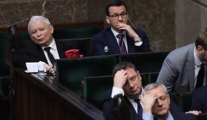 Jaroslaw Kaczynski, a la izquierda, sentado junto al primer ministro Mateusz Morawiecki el pasado 20 de diciembre en el Congreso.