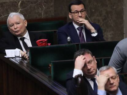 Jaroslaw Kaczynski, a la izquierda, sentado junto al primer ministro Mateusz Morawiecki el pasado 20 de diciembre en el Congreso.