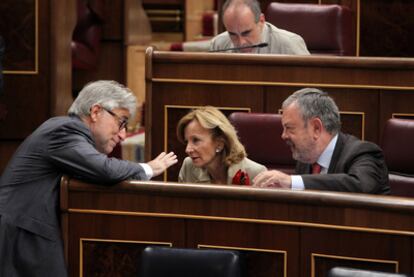 Elena Salgado habla con Josep Sánchez Llibre (CiU) y Pedro Azpiazu (PNV), ayer en el Congreso.