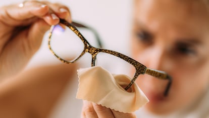 Toallitas y otros limpiadores multifuncionales que sirven tanto para gafas como para la pantalla del móvil. GETTY IMAGES.