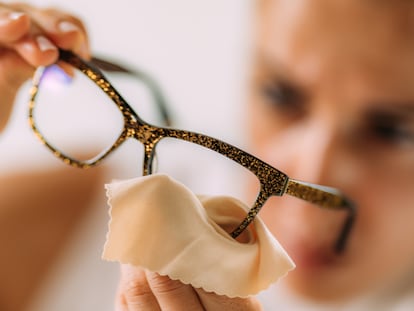 Toallitas y otros limpiadores multifuncionales que sirven tanto para gafas como para la pantalla del móvil. GETTY IMAGES.