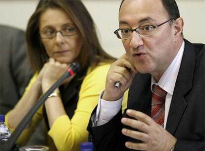 La presidenta de la comisión de control de la televisión y Benigno Sánchez, ayer en el Parlamento.