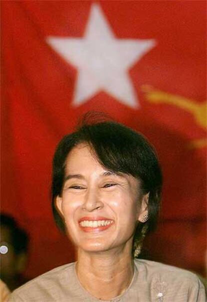 Aung San Suu Kyi sonríe durante una conferencia de prensa en 2002.