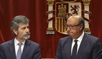 GRA166. MADRID, 09/10/2017.- El presidente del Tribunal Supremo (TS) y del Consejo General del Poder Judicial (CGPJ), Carlos Lesmes (i), junto al director general de la Policía, Germán López Iglesias (d), durante el acto de conmemoración del Día de la Policía celebrado en la sede del Consejo. Carlos Lesmes, ha expresado su "tajante condena" a los actos de "hostigamiento" a policías y guardias civiles que "se están produciendo en Cataluña" y que le causan "indignación, repulsa" y "tristeza". EFE/Ballesteros