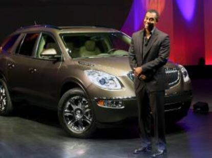 El jugador de golf Tiger Woods introduce el Buick Enclave 2008, en Pasadena, California. Shanghai General Motors ha anunciado que llamará a revisión 24.012 todoterrenos del modelo Buick Enclave, exportados a China entre 2008 y 2013 y fabricados entre el 15 de agosto de 2008 y el 21 de septiembre de 2012, por un defecto en sus sistemas de airbag. EFE/Archivo