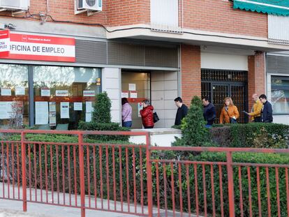 Varias personas en la entrada de una oficina del SEPE.