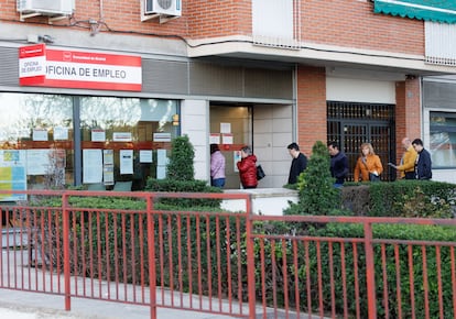 Varias personas en la entrada de una oficina del SEPE.