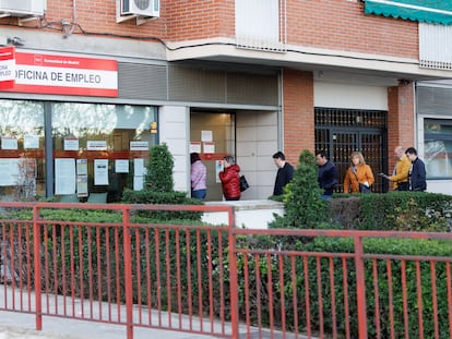 Varias personas en la entrada de una oficina del SEPE.