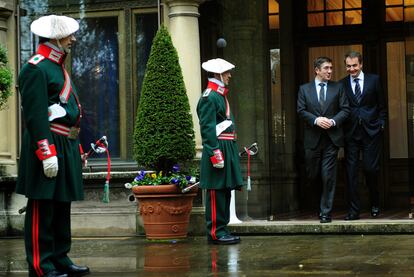 El <i>lehendakari,</i> Patxi López, y el presidente José Luis Rodríguez Zapatero salen ayer de Ajuria Enea.