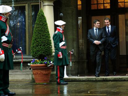 El <i>lehendakari,</i> Patxi López, y el presidente José Luis Rodríguez Zapatero salen ayer de Ajuria Enea.