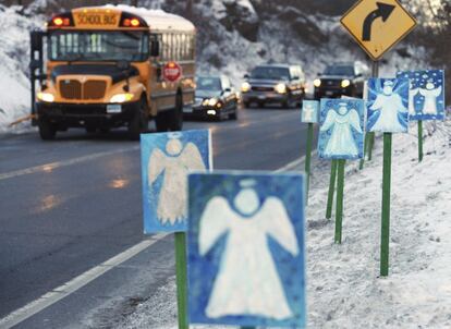 Las figuras de 26 ángeles junto a una carretera en Newtown.