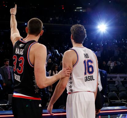 Los hermanos Marc y Pau Gasol, durante el partido de NBA All-Star celebrado el 15 de febrero de 2015 en Nueva York.