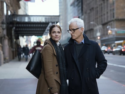 Amanda Peet y John Slattery, en 'The Romanoffs'.