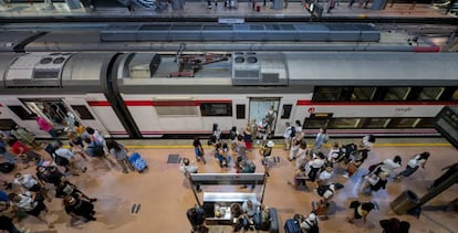 Varios viajeros en los andenes de cercanías de la estación de tren de Atocha.