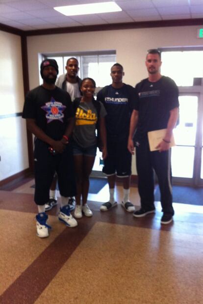 Biron Davies, Trevor Ariza, Russell Westbrook y Kevin Love en la escuela de verano de la UCLA.