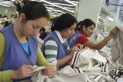 Mujeres peruanas trabajando en una fábrica.