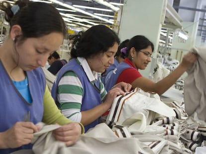 Mujeres peruanas trabajando en una fábrica.