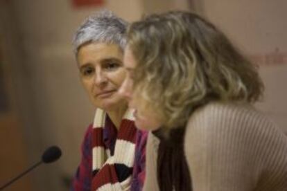 Maite Sarasua, de frente, junto a Ainhoa Beola.