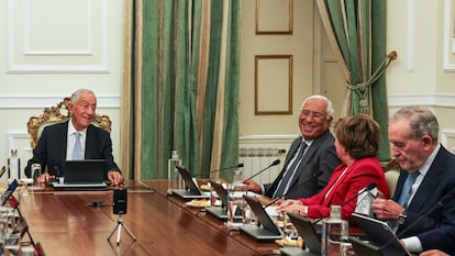 El presidente de Portugal, Marcelo Rebelo de Sousa, preside el Consejo de Estado convocado tras la dimisión del primer ministro, António Costa, sentado a su izquierda, el pasado 9 de noviembre.