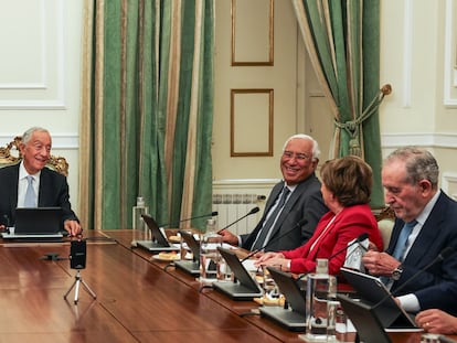 Marcelo Rebelo de Sousa, presidente de la República de Portugal, a la izquierda, junto a António Costa, en el Consejo de Estado celebrado en el palacio de Belem, en Lisboa, el jueves.