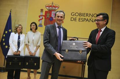 El ministro de Ciencia Pedro Duque, recibe la cartera de su antecesor en el cargo Román Escolano.