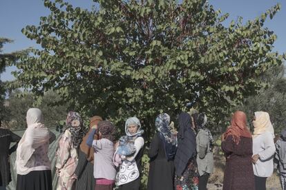 Mujeres en fila para recibir comida y agua, algunas con sus bebés en brazos. Las colas pueden prolongarse hasta cuatro horas bajo el sol, pero es la única forma de tener acceso a los productos básicos.