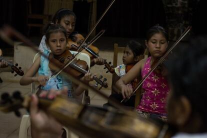 Muchos niños reconocen que prefieren hacer los deberes de la escuela de música que los del colegio. Una clase de música en San Ignacio de Velasco. Se les puede matricular a partir de los cuatro años.