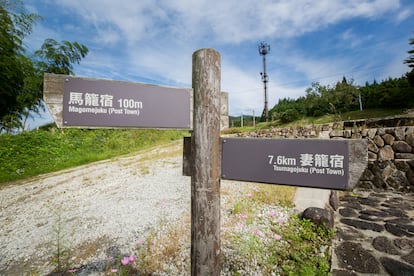 Un poste señala la distancia entre Magome y Tsumago.