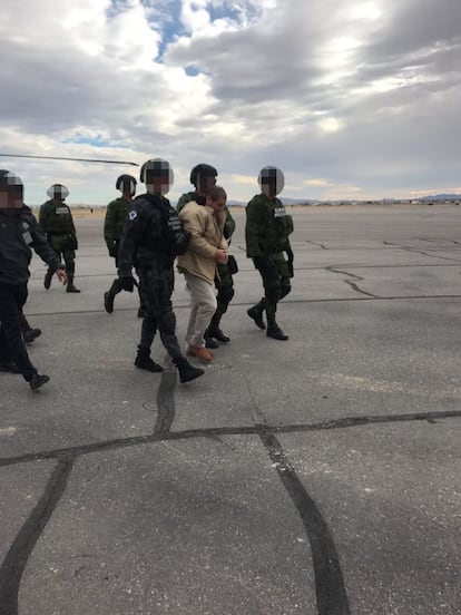 El narcotraficante mexicano Joaquín 'El Chapo' Guzmán es visto hoy, jueves 19 de enero de 2017, durante su traslado al aeropuerto de Ciudad Juárez (México) para su extradición a los Estados Unidos, donde será presentado ante los tribunales de Nueva York.