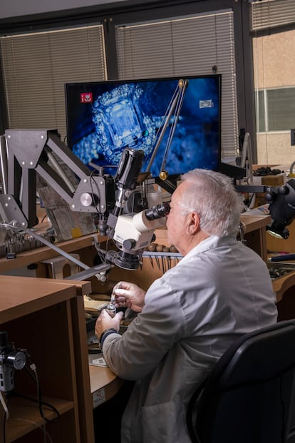 Sante Rizzetto lleva 63 años engarzando gemas, 25 de ellos para Damiani. El laboratorio hoy lo dirige su hijo Simone.