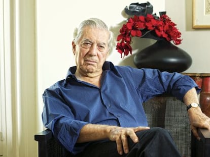 El escritor Mario Vargas Llosa, en su casa de Madrid