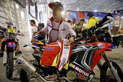 Joan Barreda prepara su Honda para las verificaciones t&eacute;cnicas en Buenos Aires. 
