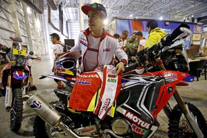 Joan Barreda prepara su Honda para las verificaciones técnicas en Buenos Aires.