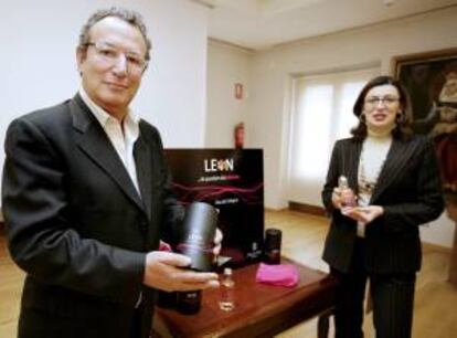 El perfumista Jimmy Boyd y la concejala de Turismo del Ayuntamiento de León, Susana Travesí, presentan el perfume "Esencia de León". EFE/Archivo