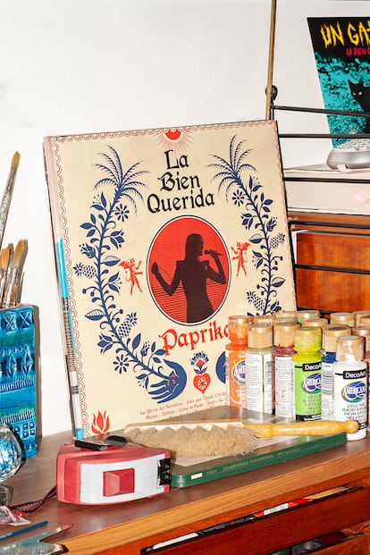 Sobre un archivador de planos mid century, cerámica de Aldo Londi para Bitossi, pinceles y pinturas, y la carpeta de su último álbum, Paprika, ilustrada por Mario Rivière.