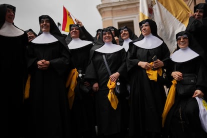 Monjas españolas se reúnen cerca del Vaticano, este miércoles.