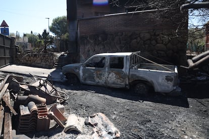 Un coche calcinado en la urbanización de Calypo Fado, Navalcarnero, Madrid. 
